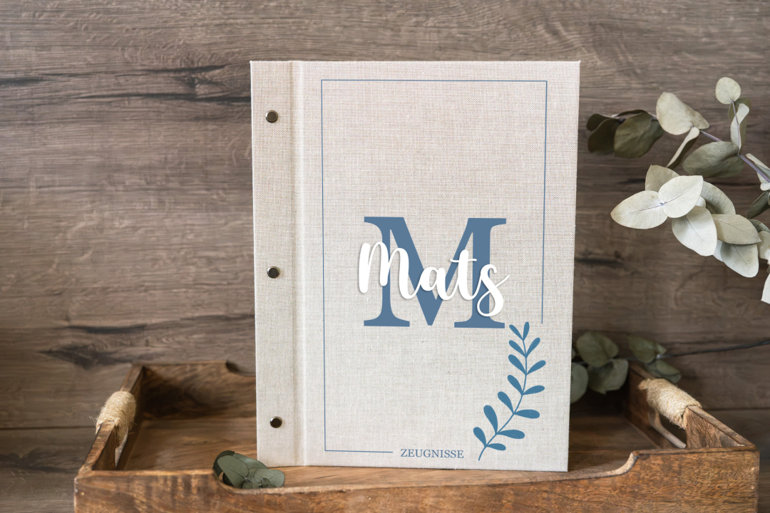 Personalisierte Zeugnismappe in Leinenoptik mit Monogramm und Namen aus weißem Acryl im 3D-Effekt (Beispielname: Mats, Farbe Jeans